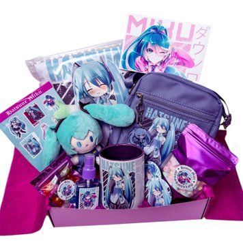 Подарочный бокс &laquo;Hatsune Miku&raquo; (набор с футболкой, чашкой и сладостями)