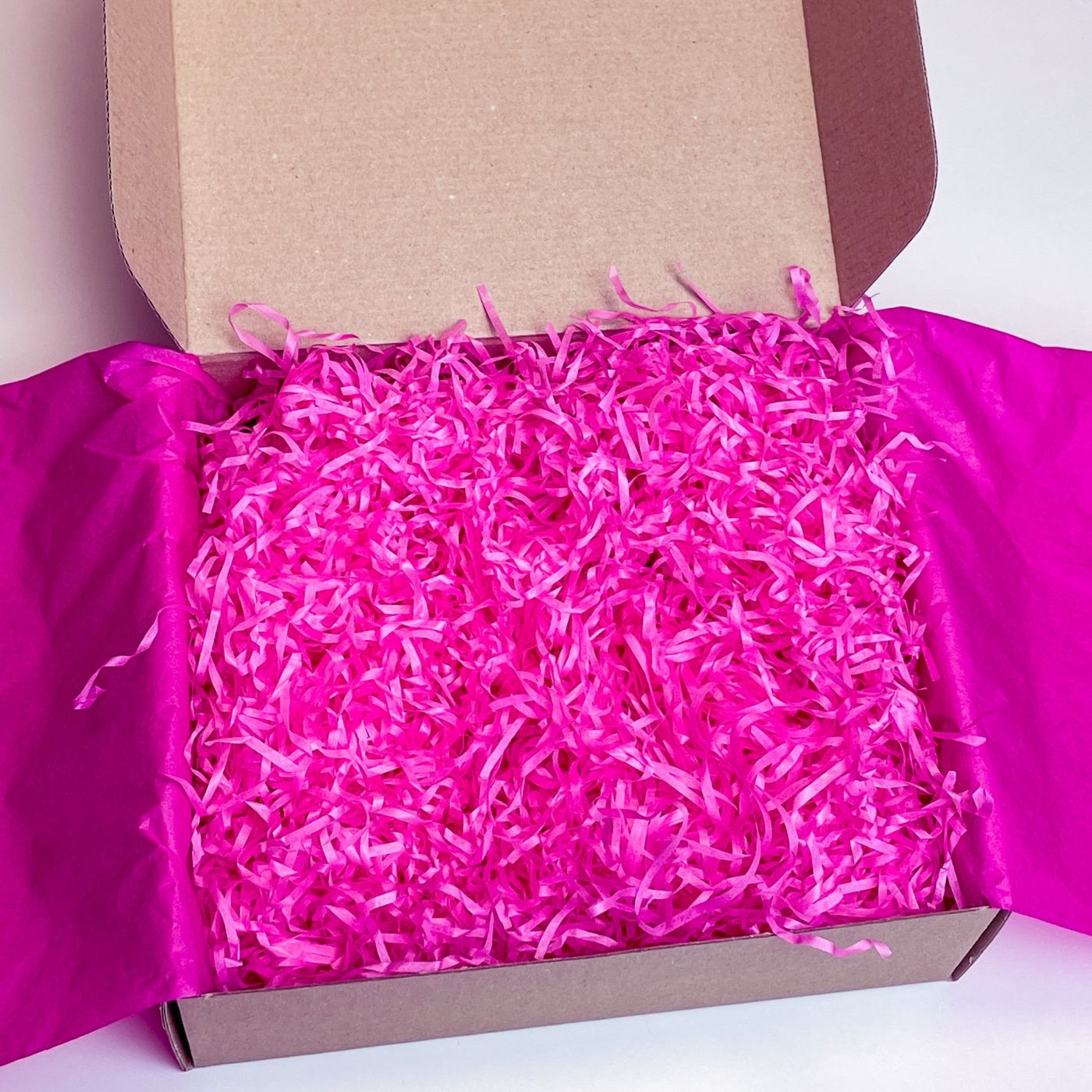 Крафтовая подарочная коробка Wow Boxes с декоративным наполнителем, Новогодняя с открыткой